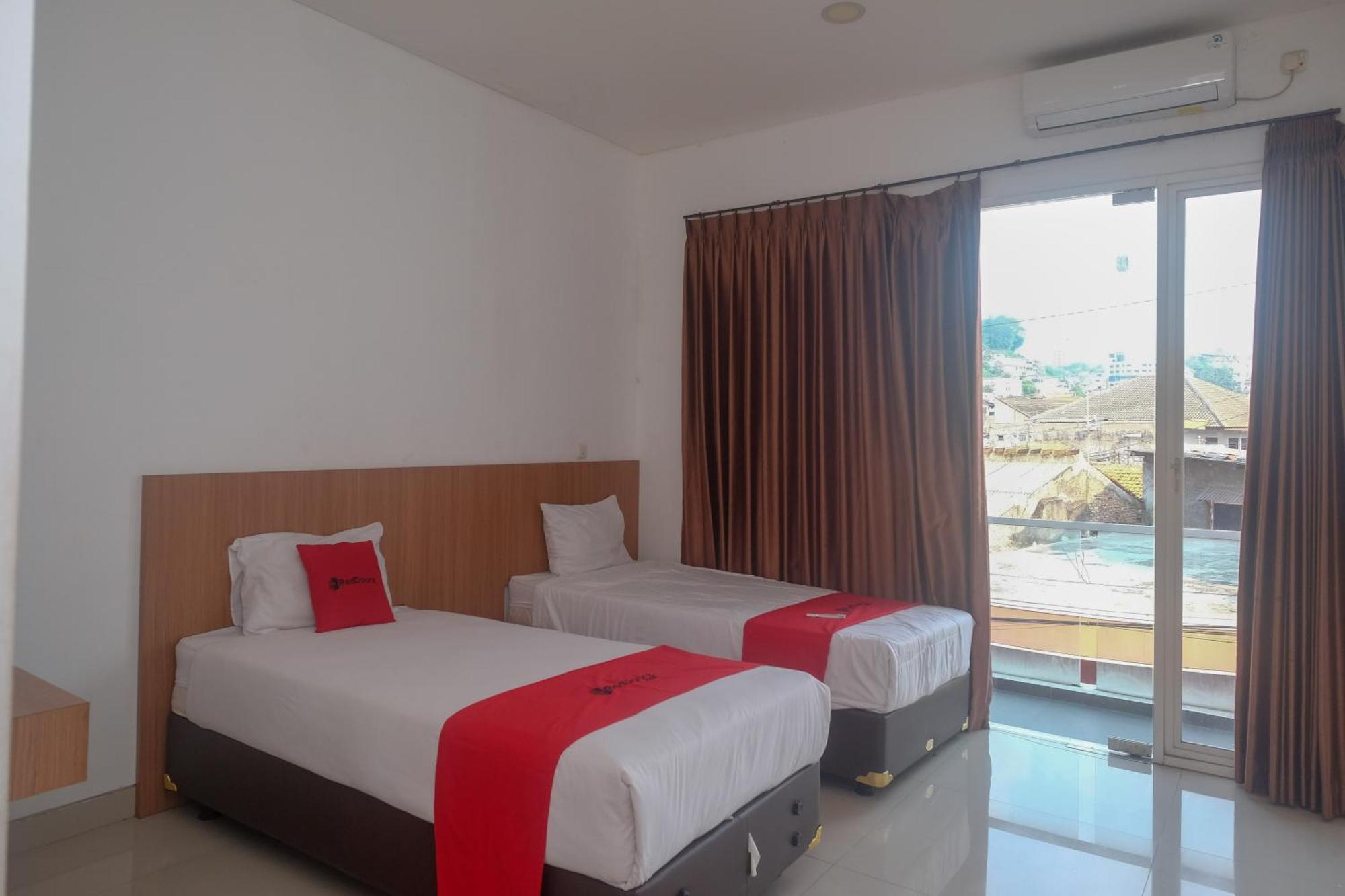 Reddoorz Syariah Near Simpang Lima Semarang Hotel Jomblang Buitenkant foto