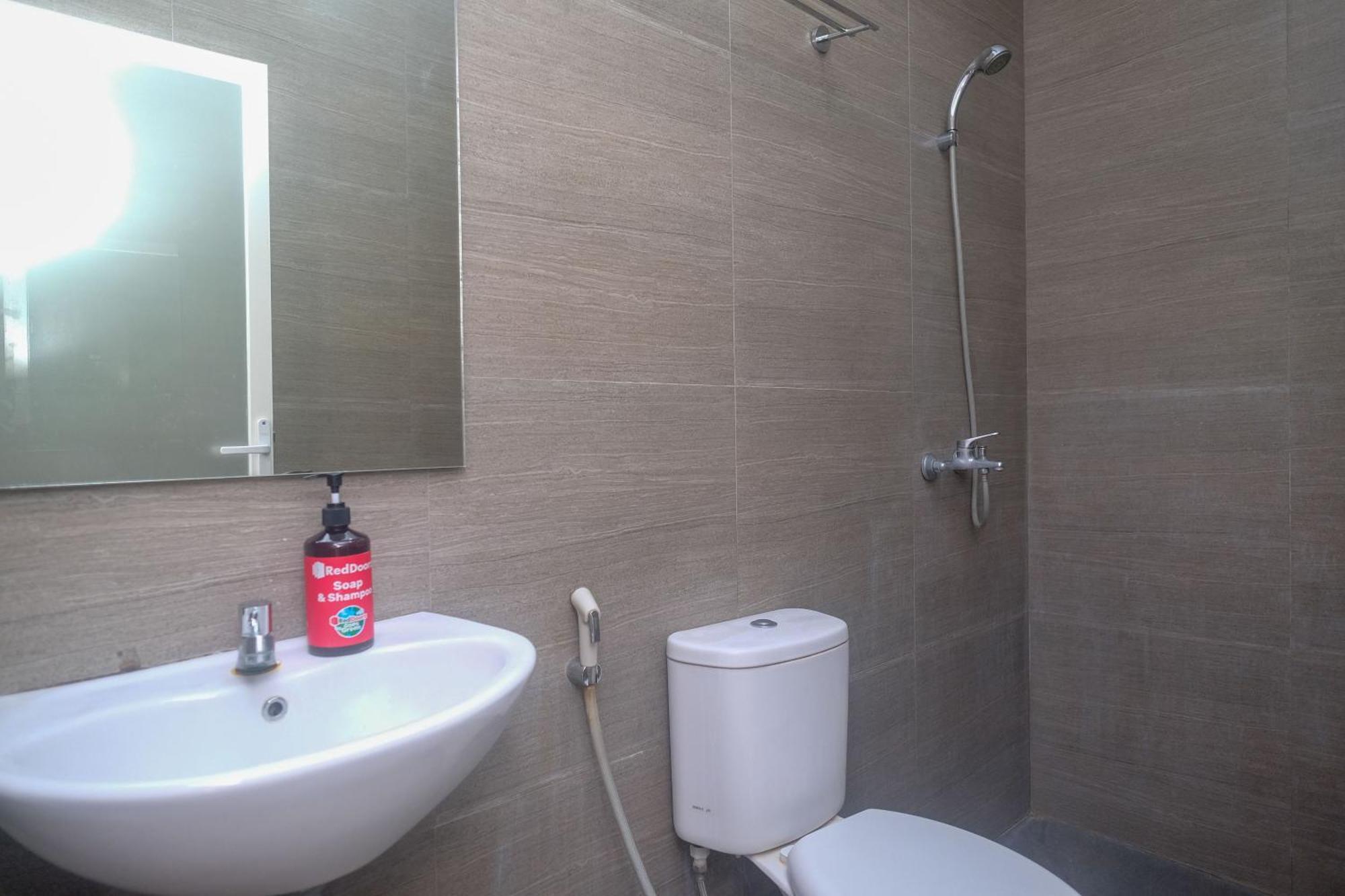 Reddoorz Syariah Near Simpang Lima Semarang Hotel Jomblang Buitenkant foto