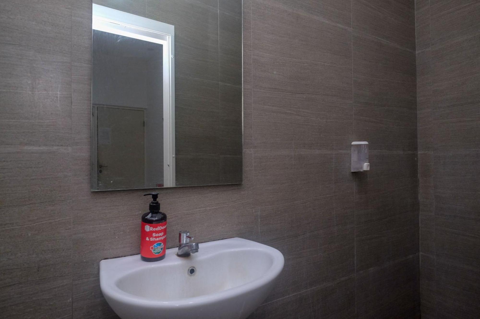 Reddoorz Syariah Near Simpang Lima Semarang Hotel Jomblang Buitenkant foto